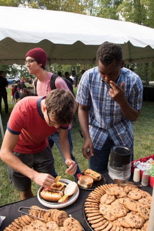 Students enjoyed grilled hot dogs and hamburgers at the Freshmen Cookout, hosted by the Hemphills.