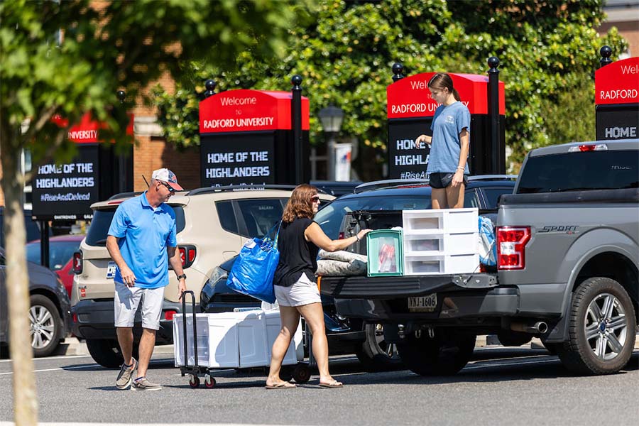 /news/images/2024/move-in-day-2023-900-600.jpg
